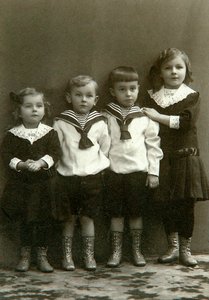 Retrato de cuatro niños, 1910s