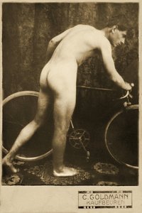 Tarjeta de gabinete de un ciclista desnudo, c.1898 (Fotografía en sepia)