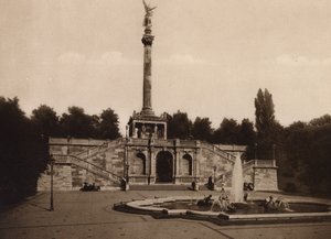 Munchen / Múnich: Monumento a la paz con terraza (foto b/n)