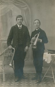 Tarjeta postal de dos jóvenes con trompetas, uno de ellos con uniforme del Heilsarmee, enviada en 1913 (fotografía en blanco y negro). de German Photographer