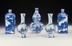 Una selección de cerámicas azules y blancas de Frankfurt en estilo chino, incluyendo dos frascos de licor azules y blancos de Frankfurt, un par de jarrones octogonales Yan Yan de Frankfurt y un jarrón de calabaza doble azul y blanco de Frankfurt, c.1700-10 de German School