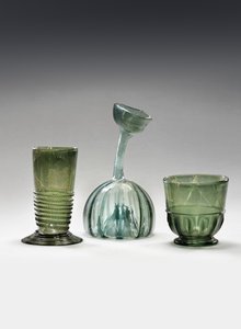Un vaso Waldglas, un strangenglas y un kuttrolf de German School
