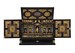 Un Gabinete de Mesa de Ébano, Madera de Rey y Ébano Ebonizado con Montura de Metal Dorado, Cristal de Roca y Piedra Dura, Augsburgo, c.1630-40