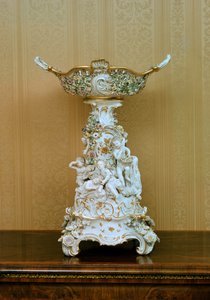 Soporte para pasteles con querubines que representan las estaciones, c.1830