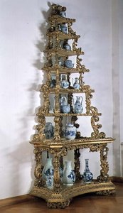 Colección de porcelana chinoiserie azul y blanca en un soporte piramidal, alemán, madera dorada, principios del siglo XVIII