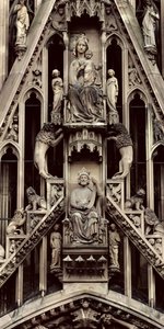 Detalle de la Virgen y el Niño, del frontón sobre el portal central en la fachada oeste, comenzado en 1277 de German School