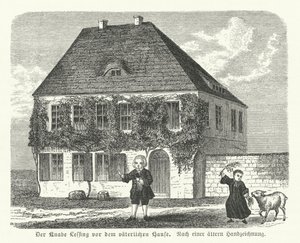 El filósofo y dramaturgo alemán Gotthold Ephraim Lessing fuera de la casa de su padre en Kamenz de niño de German School
