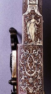 Mango de un rifle de rueda decorado con figuras de marfil y arabescos de German School