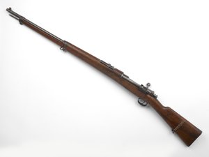 Rifle de cerrojo Mauser M1896 de 7.92 mm usado por el General Louis Botha de German School