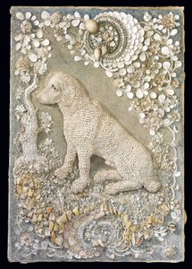 Uno de un par de perros sentados estilo Luis XV modelados en relieve, dentro de un entorno similar a una gruta