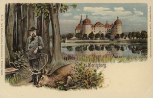 Postal que muestra a un hombre con un ciervo abatido con el castillo de Moritzburg al fondo de German School