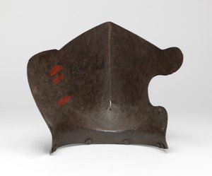 Bevor de refuerzo, para usar en el torneo, con decoración grabada