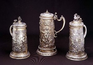 Jarra cilíndrica de plata dorada por Paul Hubner, Augsburgo 1590; jarra cilíndrica de plata dorada por Tobias Kramer, Augsburgo 1620; jarra cilíndrica de plata dorada parcial por Paul Hubner, Augsburgo 1590, siglos XVI-XVII