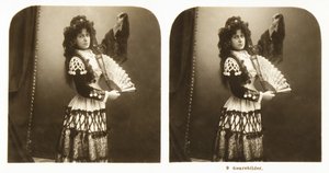 Tarjeta estereoscópica que representa a una joven con traje tradicional español de la zona de Aragón, c.1900