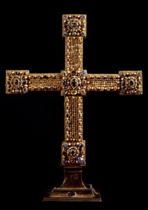 La Cruz del Imperio (Reichskreuz) hecha de oro, piedras y perlas por la manufactura alemana. Principios del siglo XI Dim. 71x77 cm Viena, Kunsthistorisches Museum - La Cruz del Sacro Imperio Romano (Reichskreuz) recubierta con pan de oro y decorada con g
