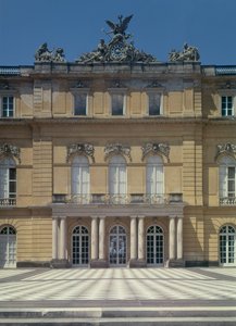 El patio de mármol, diseñado por Georg Carl Heinrich von Dollmann de German School