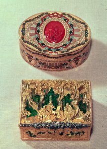 Parte superior: Caja de rapé de oro incrustada con varias piedras con un camafeo de cornalina en el centro con amorini, posiblemente por J. C. Neuber de Dresde. Parte inferior: Caja de rapé de oro con grupos de figuras entre rollos rococó de German School