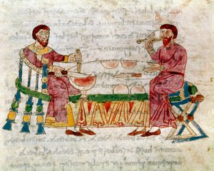 Dos hombres en la mesa durante una comida tomada del volumen 