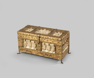 Figuras de marfil de morsa montadas en una caja de roble con estilo medieval y revestida de cobre, marfil del siglo XI o XII