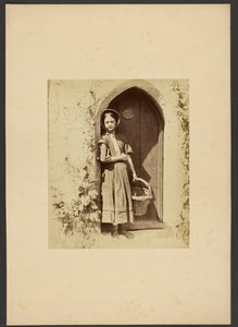[Chica de pie en la puerta]