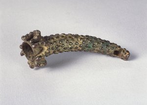 Cuerno soplado lateral con cubierta de piel de raya y accesorio de mandíbula humana