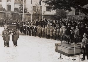 Benito Mussolini preside un funeral de estado de un soldado garibaldino de Giacomelli Giacomelli