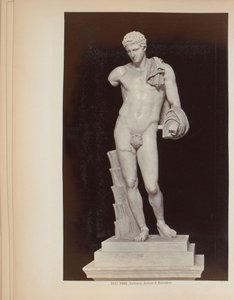 Escultura de Hermes de Belvedere en los Museos Vaticanos en Roma, Italia Roma (Vaticano) Antinoo di Belvedere (título sobre objeto) de Giacomo Brogi (attributed to)