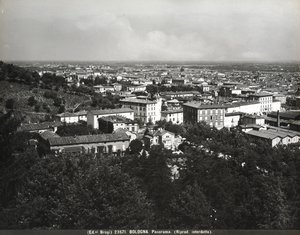 Panorama de Bolonia con algunas fábricas y una colina de Giacomo Brogi