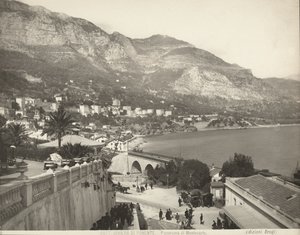 Vista panorámica de Montecarlo en Mónaco. La escena muestra varios transeúntes; a la izquierda vemos un primer plano de una balaustrada de mármol de Giacomo Brogi