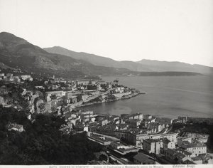 Vista de Condamine y Montecarlo, dos ciudades pobladas con vista al mar. La fotografía fue tomada desde Mónaco de Giacomo Brogi
