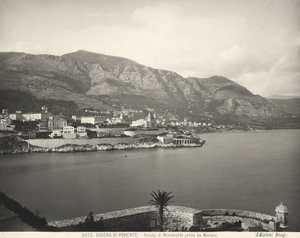 Vista de Montecarlo, complejo con vista al Mar de Liguria. Los Alpes Marítimos se elevan en el fondo. La fotografía fue tomada desde Mónaco de Giacomo Brogi