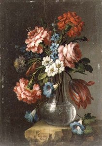 Rosas, tulipanes, convolvuli y otras flores en un jarrón de vidrio de Giacomo Nani