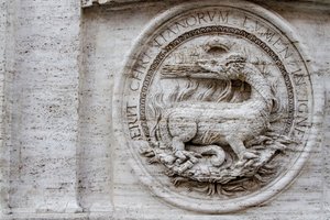 Escudo de armas en la fachada de la iglesia de San Luis de los Franceses