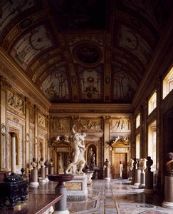 Sala de los Emperadores con el Rapto de Proserpina en el centro, Galería Borghese, Roma, Italia de Gian Lorenzo Bernini