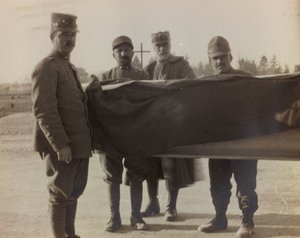 Álbum "Imágenes de la Guerra II": Soldados italianos llevan el ataúd de un caído de la Gran Guerra de Gigliucci Gigliucci