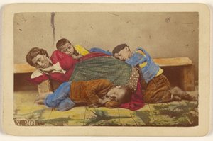 [Madre gitana y tres niños dormidos en un banco y en el suelo]