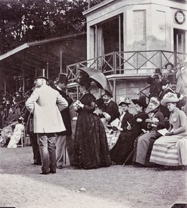 Espectadores en las gradas controlan el resultado de una carrera en el hipódromo del Parque Cascine: J. Halphon, la señorita Serjeaf, la duquesa de Brindisi, la duquesa de Rohorn, la condesa Della Gherardesca, el marqués Bellisomi, Gondi de Giorgio Enrico (attr.to) Levi