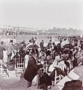 Espectadores del hipódromo del Parque de las Cascine: General Pralormo, Neri Corsini, Alberto Rignano, Gennaro Placci, la Condesa Maud Ricci, Condesa de Perkenstein de Giorgio Enrico (attr.to) Levi