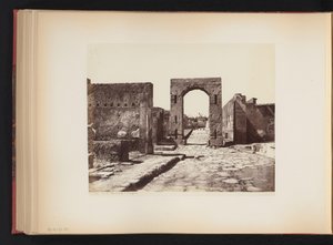 Vista de la Strada Mercurio en Pompeya, Italia Calle Mercurio. (Pompeya) (título sobre objeto) de Giorgio Sommer (attributed to)