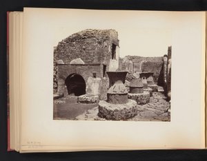 Ruinas de una panadería en Pompeya Casa di fornai Pompei (título sobre objeto) de Giorgio Sommer (attributed to)