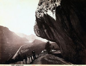 Una carretera en las montañas del paso de Brünig, en Suiza de Giorgio Sommer