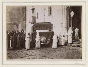 Cortejo fúnebre de monjes con capuchas puntiagudas a la entrada de una iglesia en Italia de Giorgio Sommer