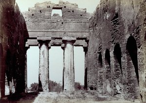 Interior del Templo de la Concordia en el Valle de los Templos en Agrigento. En primer plano, dos columnas dóricas; a los lados, un muro perimetral arqueado