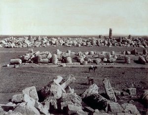 Panorama de los restos del Templo de Minerva y el Templo de Apolo en Selinunte. Hay un hombre a caballo entre las ruinas del sitio arqueológico de Giorgio Sommer