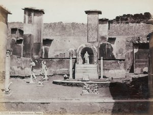 Vista parcial del jardín elevado de la Casa de Marcus Lucretius en Pompeya, decorado con estatuas de mármol y hermas. En el centro una fuente con un nicho. Al fondo fragmentos de pinturas murales de Giorgio Sommer