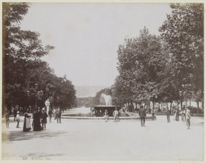 Plaza con una fuente y gente paseando en Nápoles de Giorgio Sommer