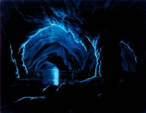 Reproducción de un grabado de la Gruta Azul en la Isla de Capri. Dentro de la gruta, tres hombres, en el borde de un saliente, saludan a un cuarto hombre, que sale de la gruta con su bote.