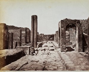 Ruinas estructurales a lo largo de la Strada di Stabia, en el sitio arqueológico de Pompeya de Giorgio Sommer