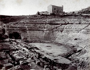 Los restos del Teatro Griego en Siracusa en el Parque Monumental de Neápolis. En primer plano la orquesta semicircular y la cavea de Giorgio Sommer