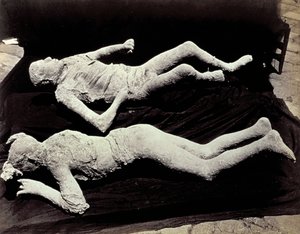 Dos moldes de figuras humanas de las excavaciones de Pompeya
